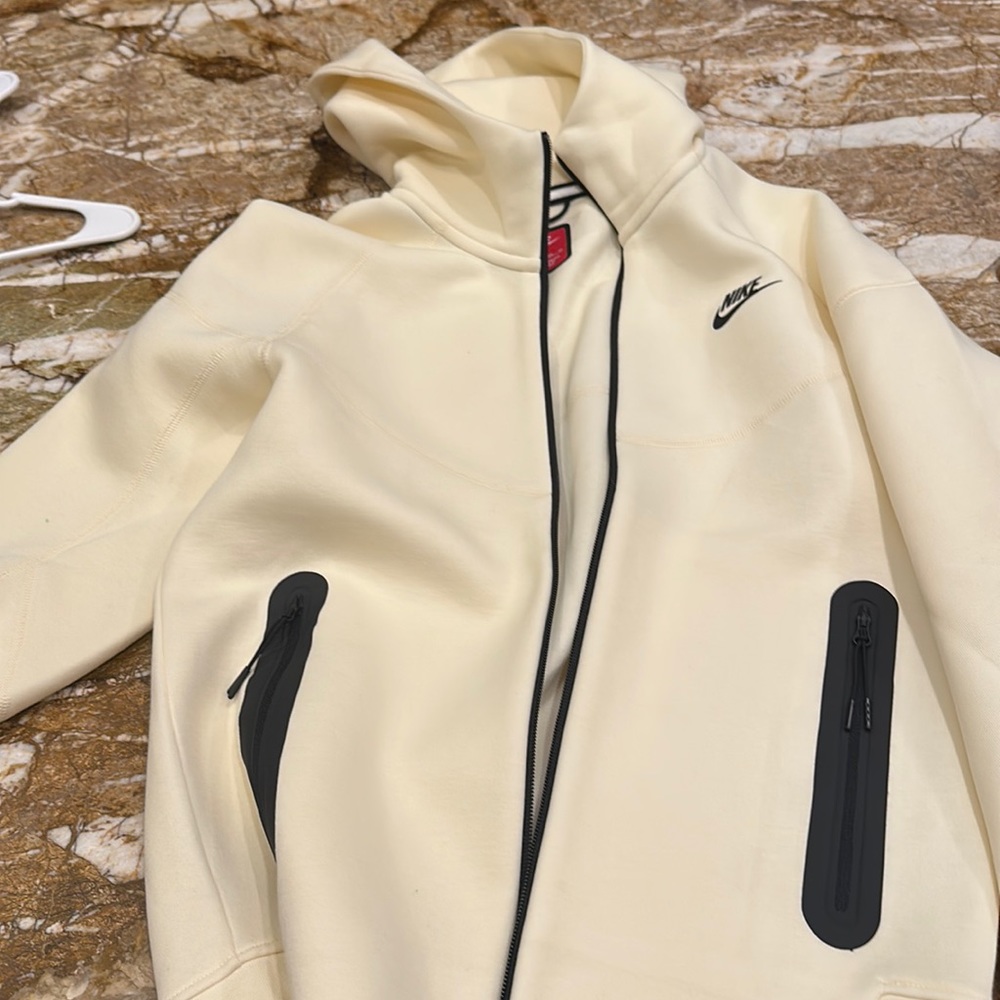 Cream XS Nike tech